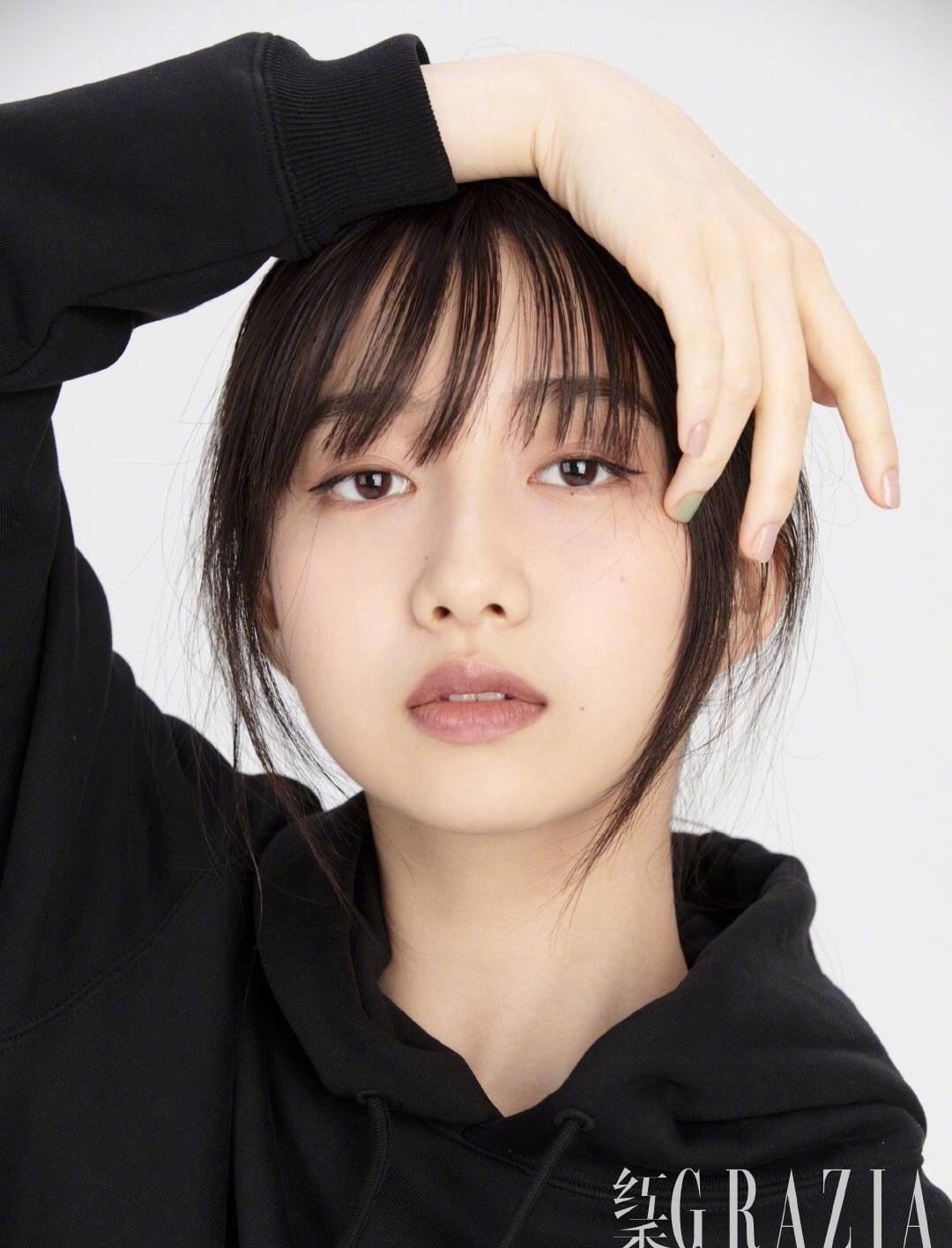 木村心美灰西装造型再登封,姿势大胆气质到位,大小姐气质太抢镜_五官