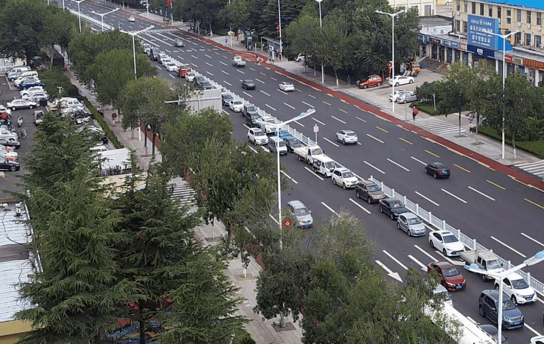 威海首個路口採取潮汐車道左轉方式,大家快來關注一下吧!