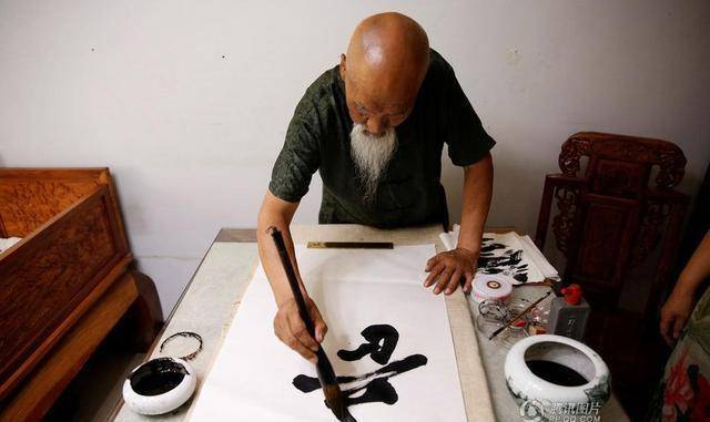 民间高人李连贵:60年苦练缩骨功,骨头可错位重叠,可惜没人学_杂技