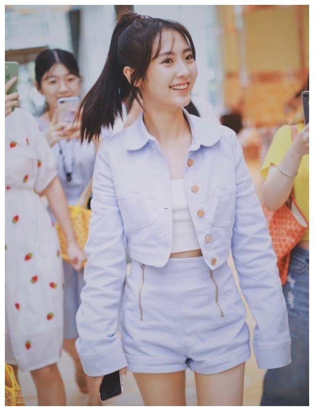 邢菲瘦了?牛仔裤要有两条拉链才能穿的稳,衬的腿像筷子一样细!