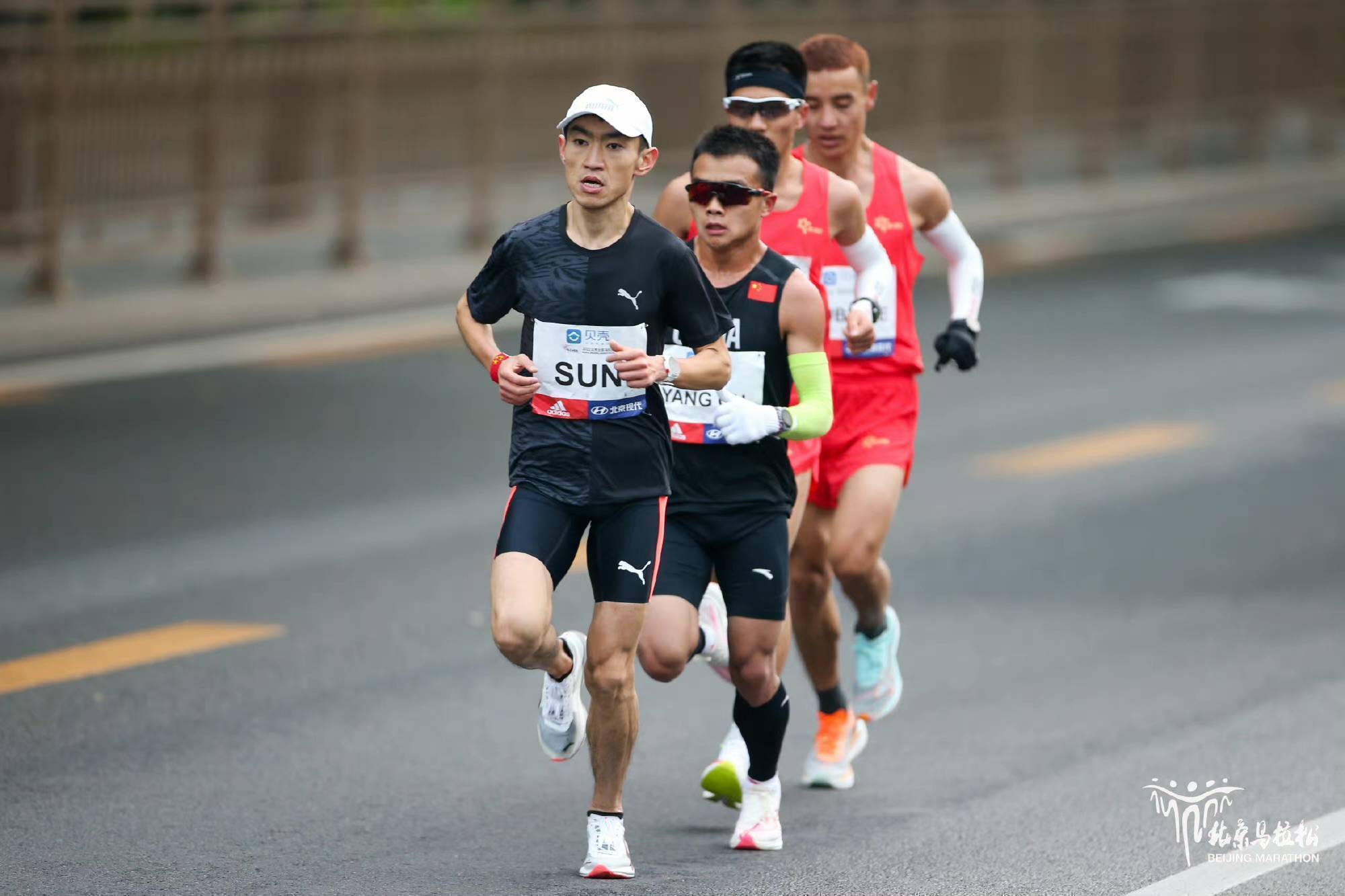 图片来自北京马拉松组委会起跑后,何杰,杨春龙,孙晓阳,阿奴拜克四人