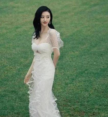 景甜分手后越来越大方,薄纱裙特意露出,身材不比柳岩差_服装_公主