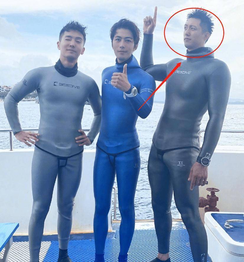 然而当三人一起上岸之后,黄景瑜的身材相比盛一伦和陈学冬来说,真的是