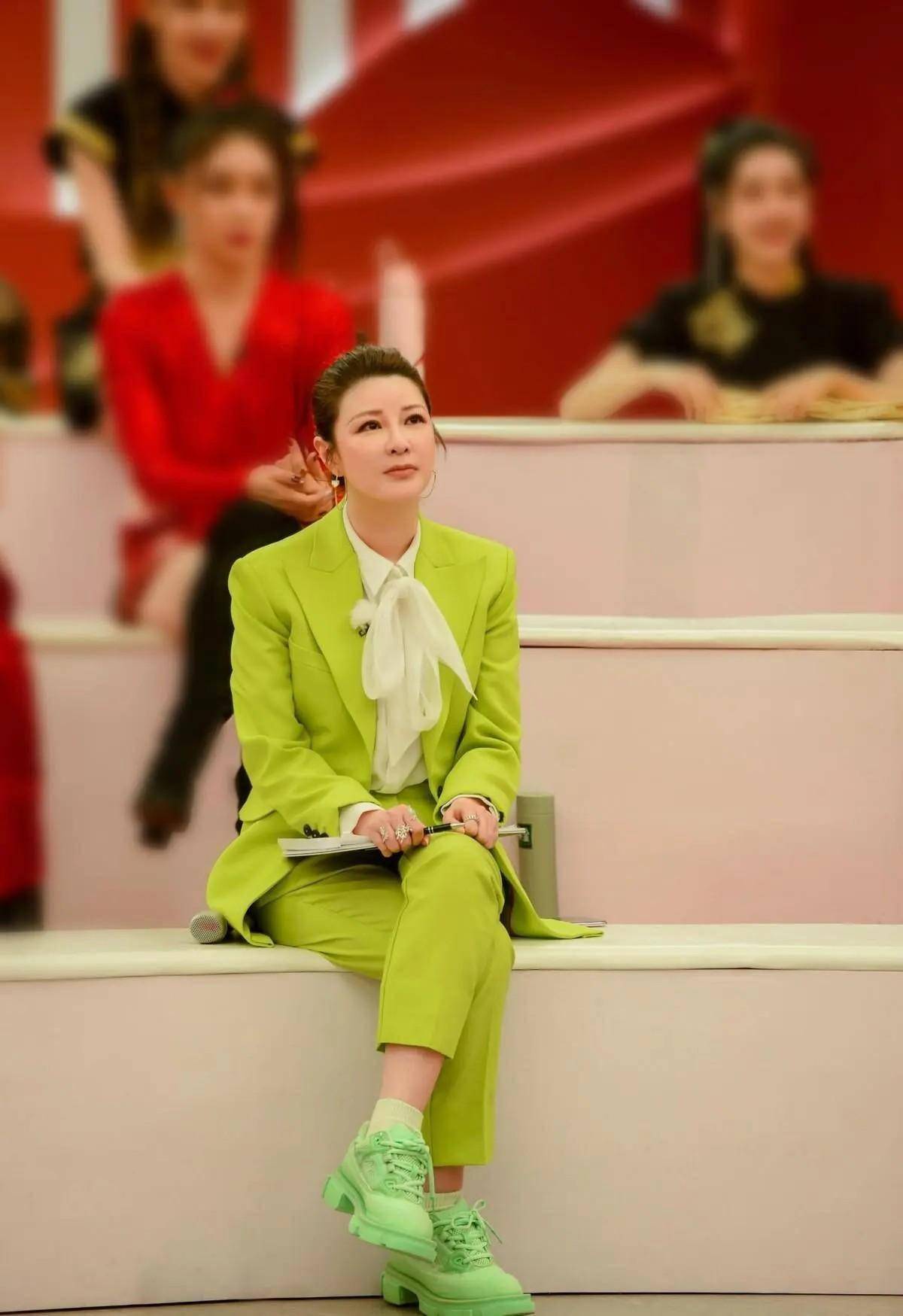 杜华不愧是乐华老板娘,穿荧光色西装优雅高贵,看着就有阔太派头_女性