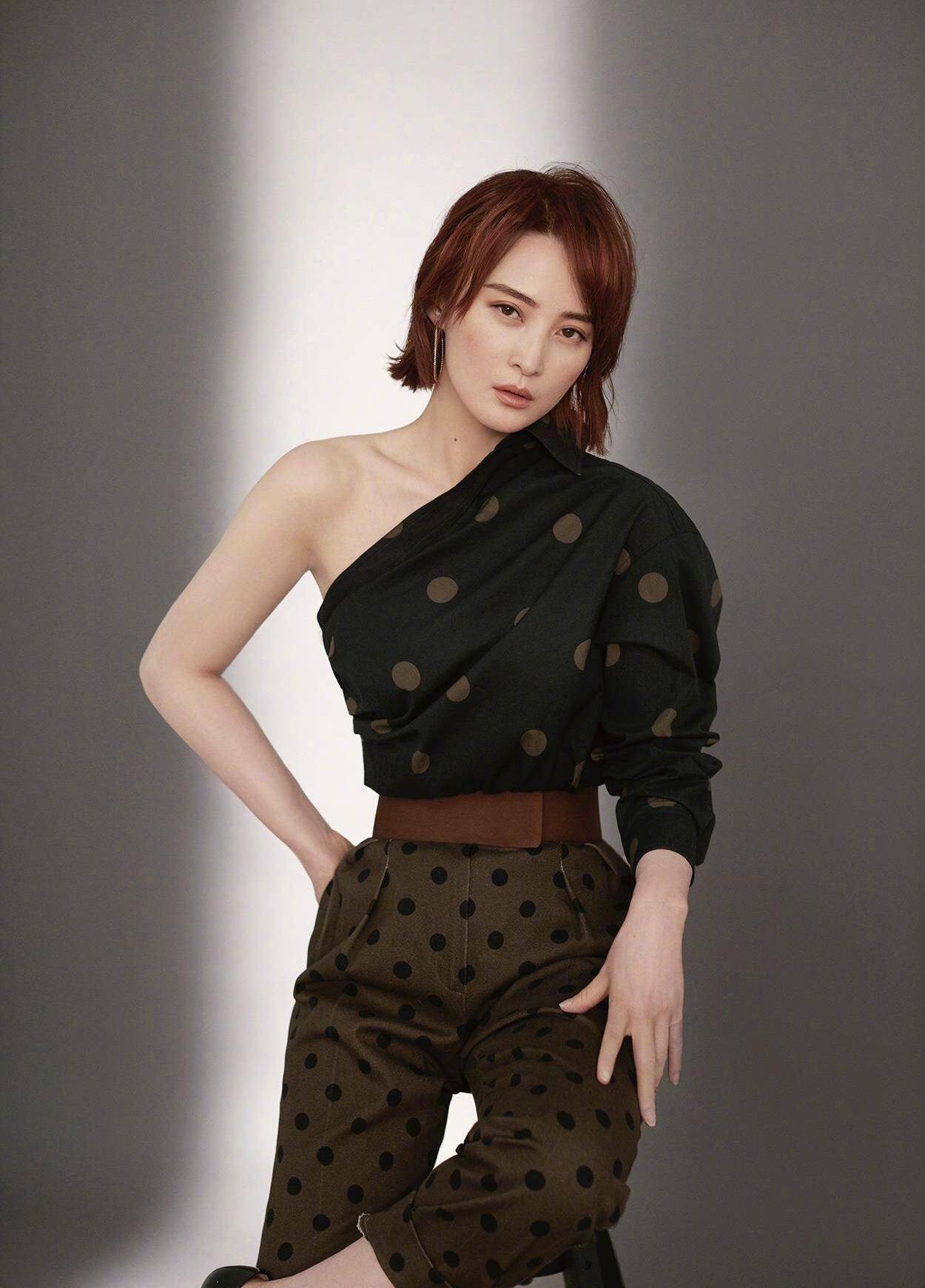 45岁蒋勤勤走机场,时髦红发直接素颜,穿连衣裙暴露出"平板"身材_白色