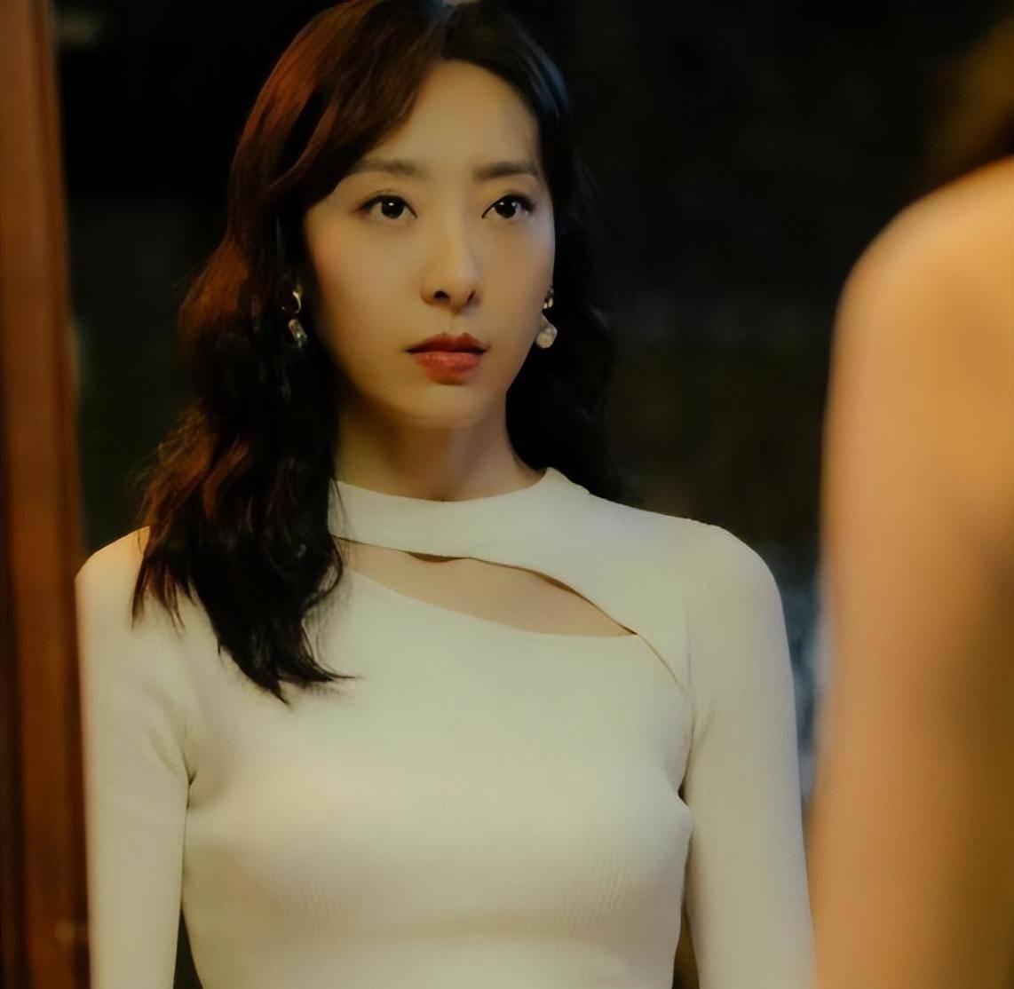 最不火的星女郎鄂靖文"格局"打开了,主演殡葬题材剧开分8.