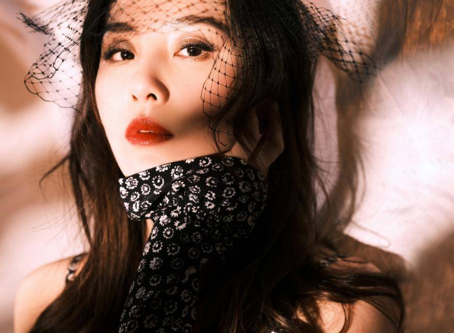 这一次的刘诗诗化了浓妆,之前都是淡淡的妆容,这一次化了浓妆之后就