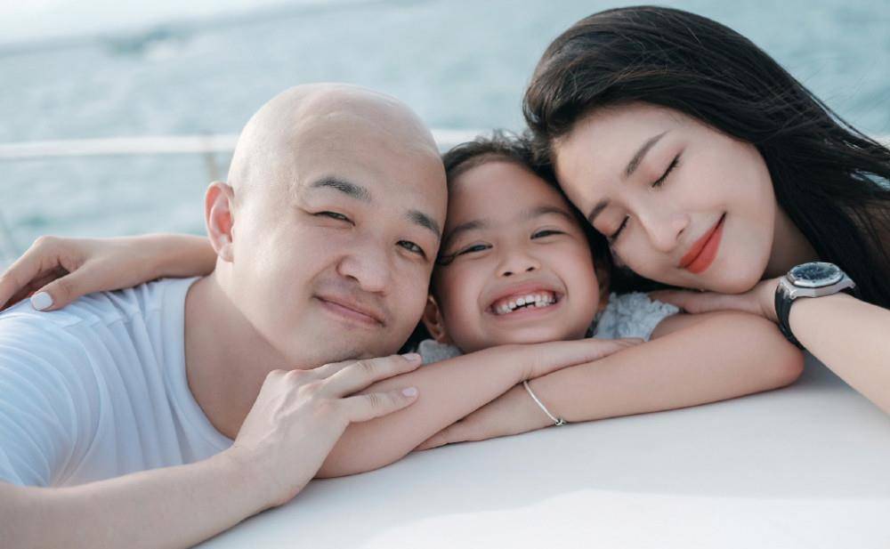 包贝尔老婆晒女儿近照,6岁饺子穿汉服卖萌,豁牙灿笑越来越可爱_包文婧