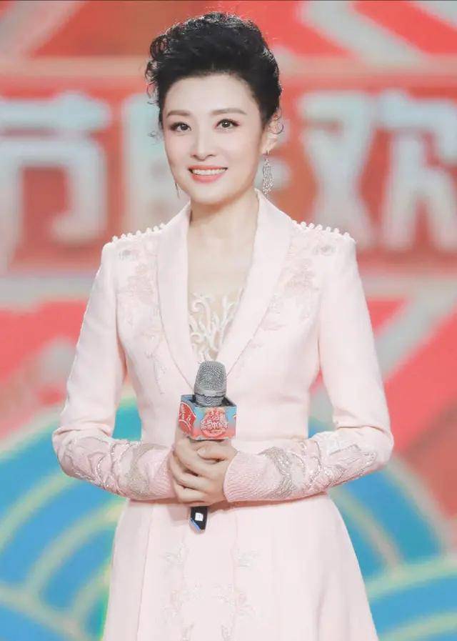 主持人周涛:内外兼修,54岁的她是新时代女性的榜样_时候_工作_人生