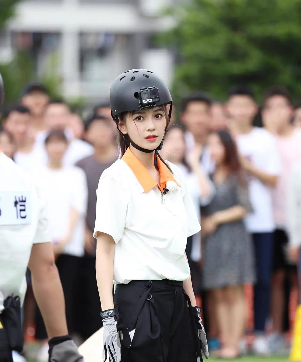 和机智girl一起活力奔跑,挑染的高马尾发型搭配简单的白色t恤非常小