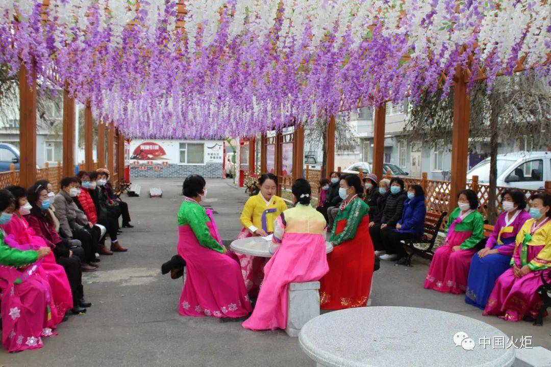 近日,长白县长白镇绿江社区关工委邀请县双语宣讲员到社区红色小院