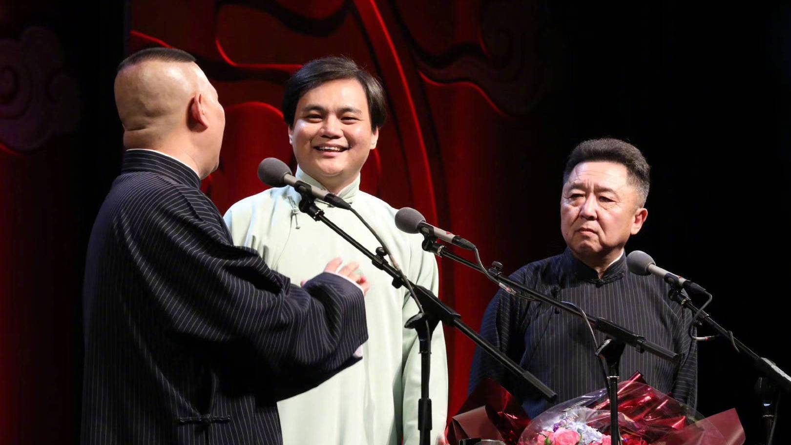 德云社东北剧场演员撤离,关鹤柏等弟子乘车回京,仍不忘祝福师父_演出