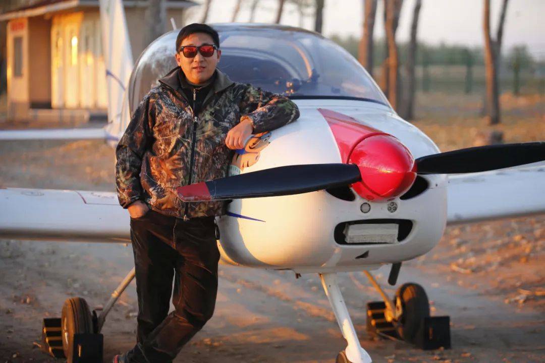 "先是果断辞职选择入伍,后又进入哈尔滨日报成为一名新闻摄影记者;在