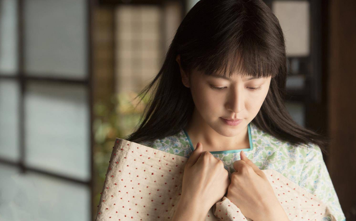 唐探3的"新舅妈"小林酱,身材好大长腿笑容甜,与林志玲是对手_英英