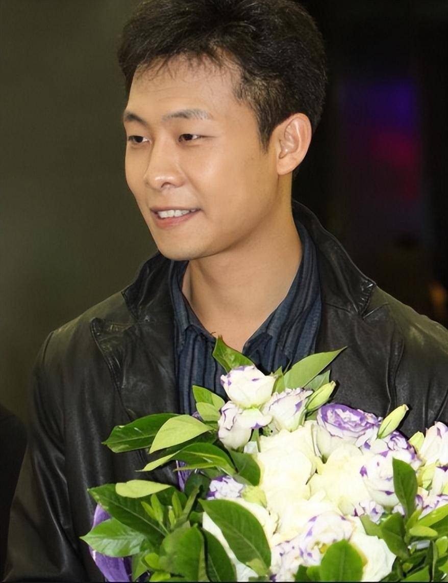 "影帝"张译:照顾瘫痪前女友十年,娶离异带娃女,至今没有孩子_父母_演