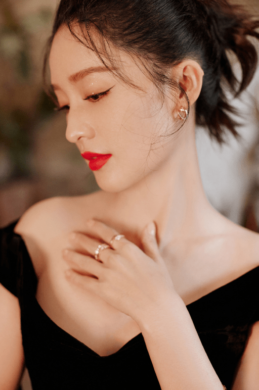 李沁黑天鹅油画质感大片,黑色抹胸长裙搭配明艳红唇,从容优雅_网友