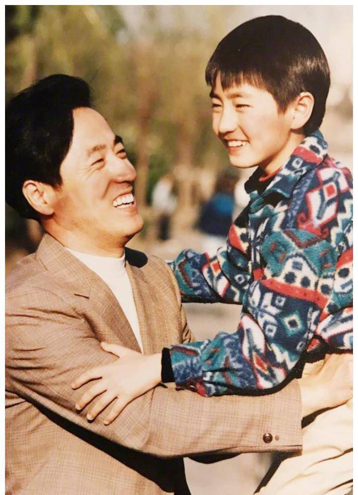 杨立新:被徐帆视为恩人,几十年与妻子恩爱如初,如今儿子是骄傲_张国荣