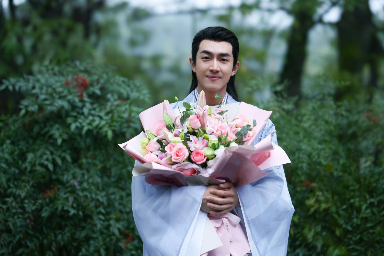 林更新新剧《与凤行》杀青 行止神君不舍泪洒片场_花絮_电视剧_剧本