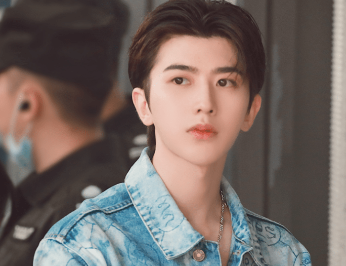 蔡徐坤杨颖再次合体录综艺,瞧见两人合照时距离,感情好坏很明显_baby