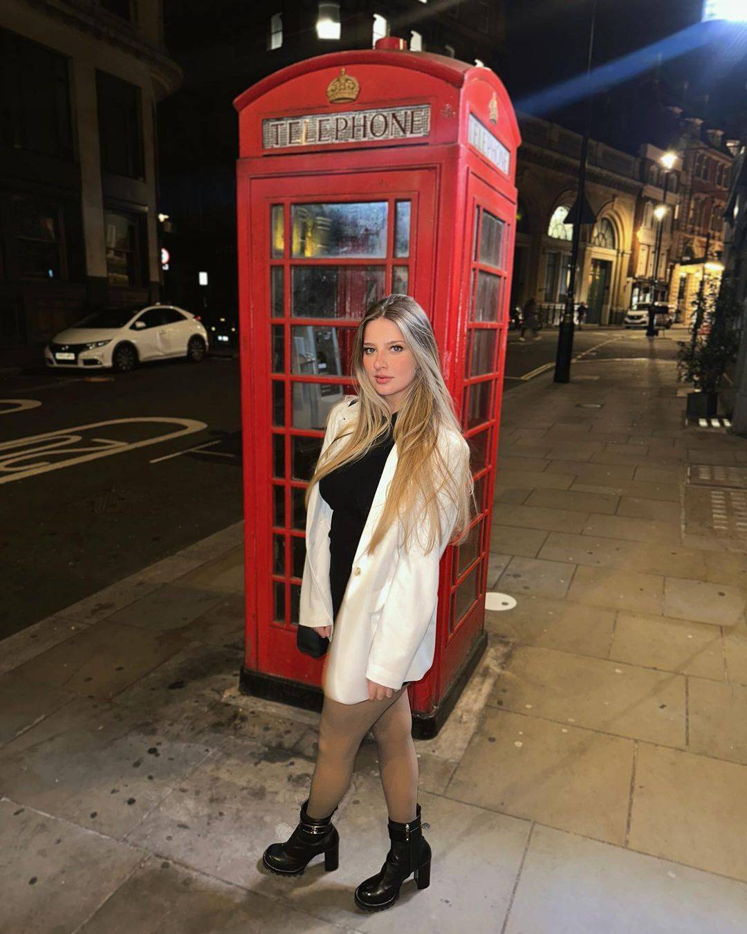 马丁内利女友拉菲尼亚女友乔治娜分享回忆一家人的温馨时刻卡里乌斯