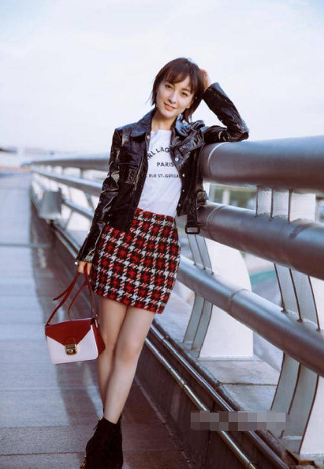 吴昕公演造型太飒了,金色亮片装搭"渣女"大波浪,瞬间美成焦点_上衣