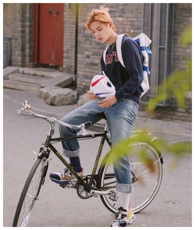 黄明昊终于对"番茄炒蛋"下手,直接穿在脚上,意外潮到不行!