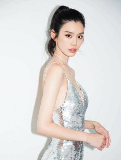 内衣秀上,穿着本次维密秀上最好看一套衣服拿着翅膀的奚梦瑶摔倒了