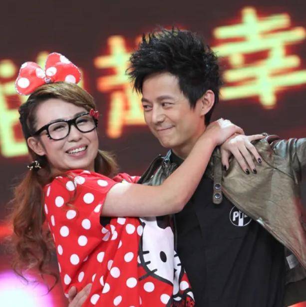 马丽爆冷夺得最佳女配角奖,发文感谢何炅,师徒情深令人动容_获奖_作品