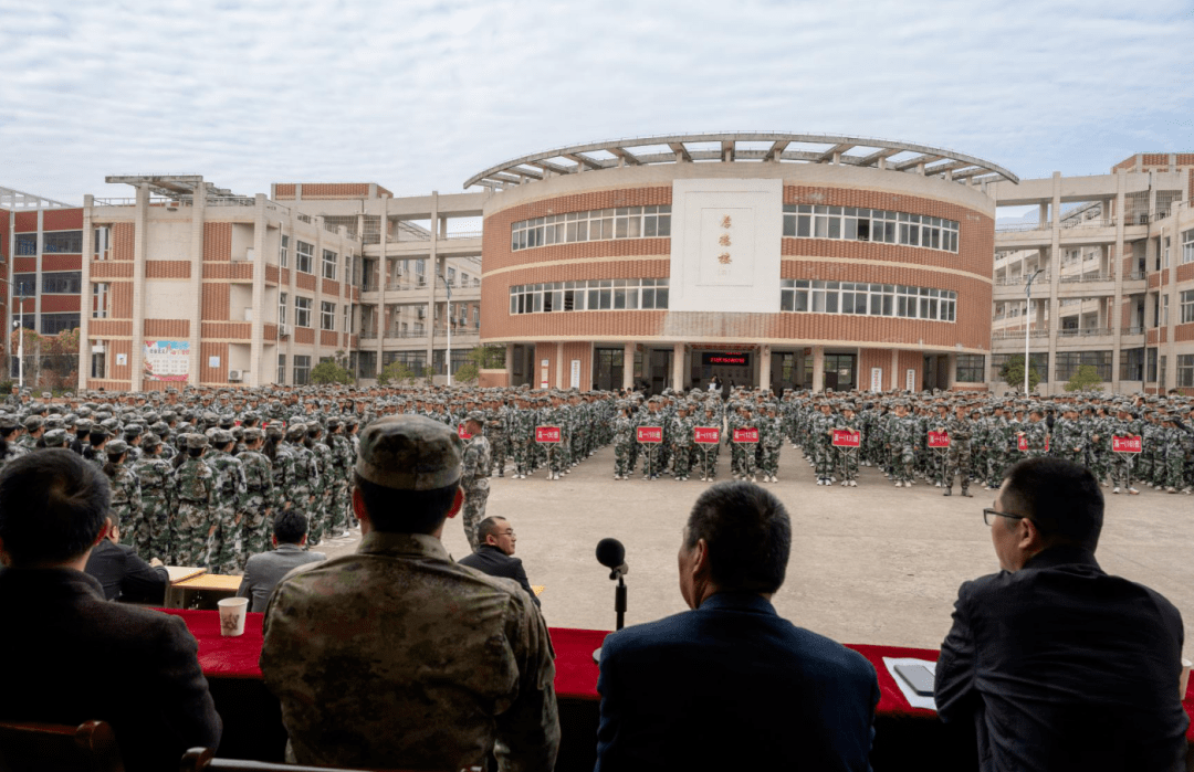 庐山市一中高一新生军训大片来袭!_闭营_成果_生活