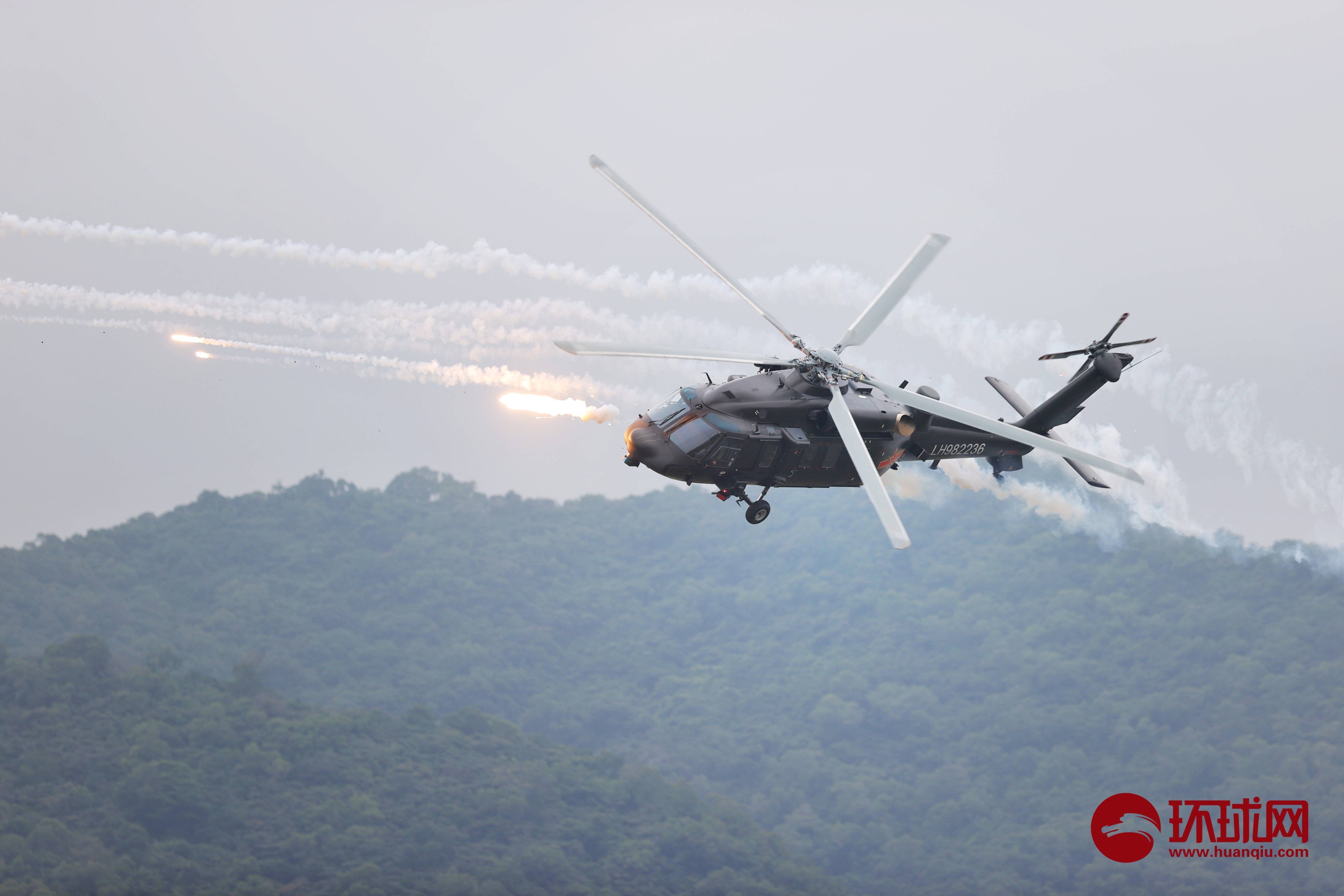 现场画面!中国陆军现役直升机首次参加珠海航展_崔萌_公众_广东