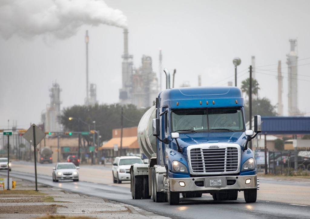 2月24日,在美国得克萨斯州三河市,一辆油罐车行驶在道路上.