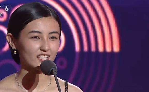 张子枫上台领奖,"贴头皮"妆发暴露脸型,现场未ps镜头真相了_妹妹_陶虹