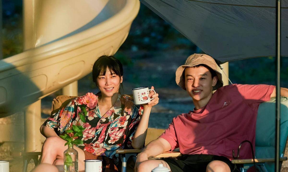 36岁男星带娃被拍,穿着朴素抱娃姿势熟练,事业上升期结婚生子_尹昉