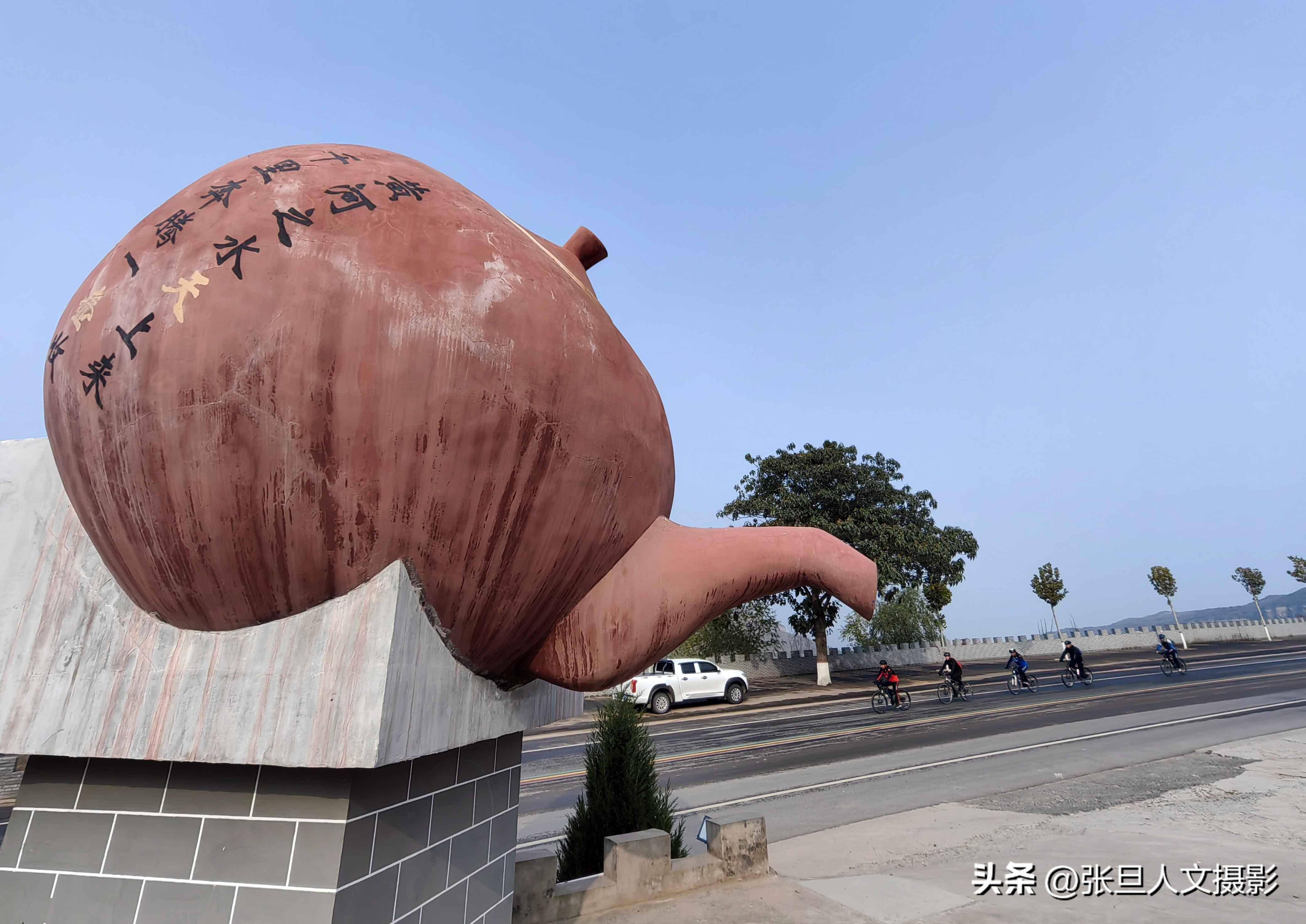 踏访山西吉县黄河壶口瀑布旅游公路,两边鲜花盛开银杏树黄 美极了