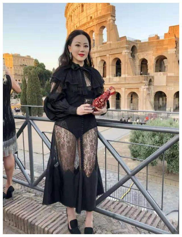 香港头号拜金女,破产后活成顶配名媛,如今56岁美艳全场_张小慧_年龄