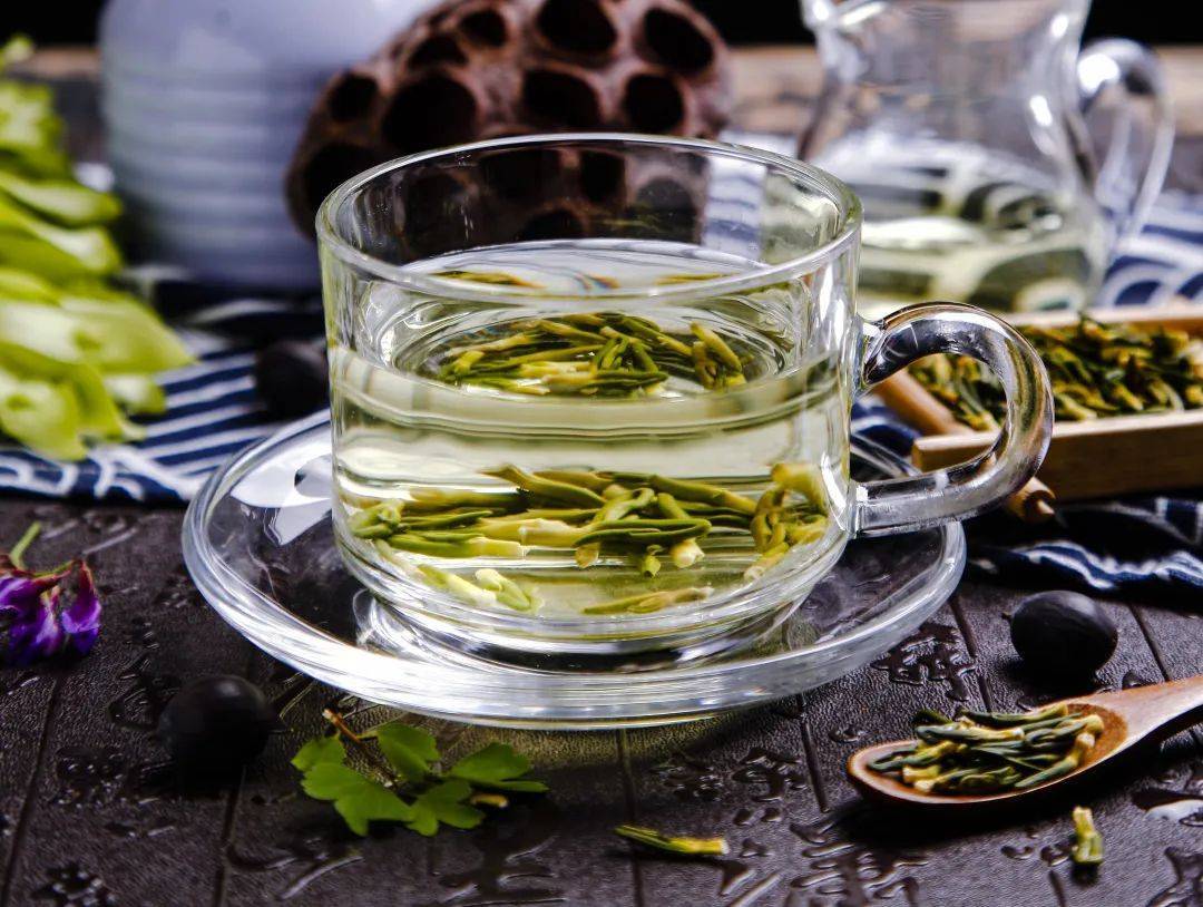 需要清心火,可用莲子心,黄连,淡竹叶,生甘草等,泡茶饮用