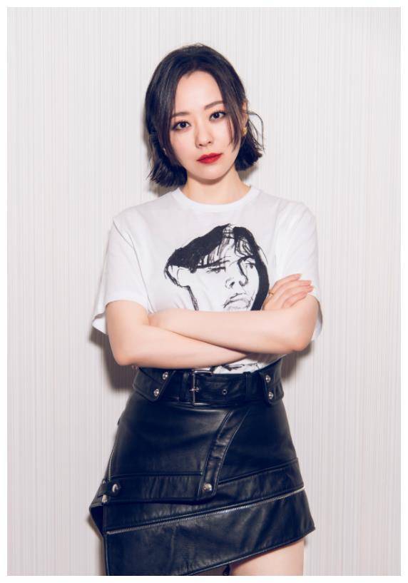 穿西装演绎霸道总裁范,红唇妆闪耀全场_张良英_魅力_造型