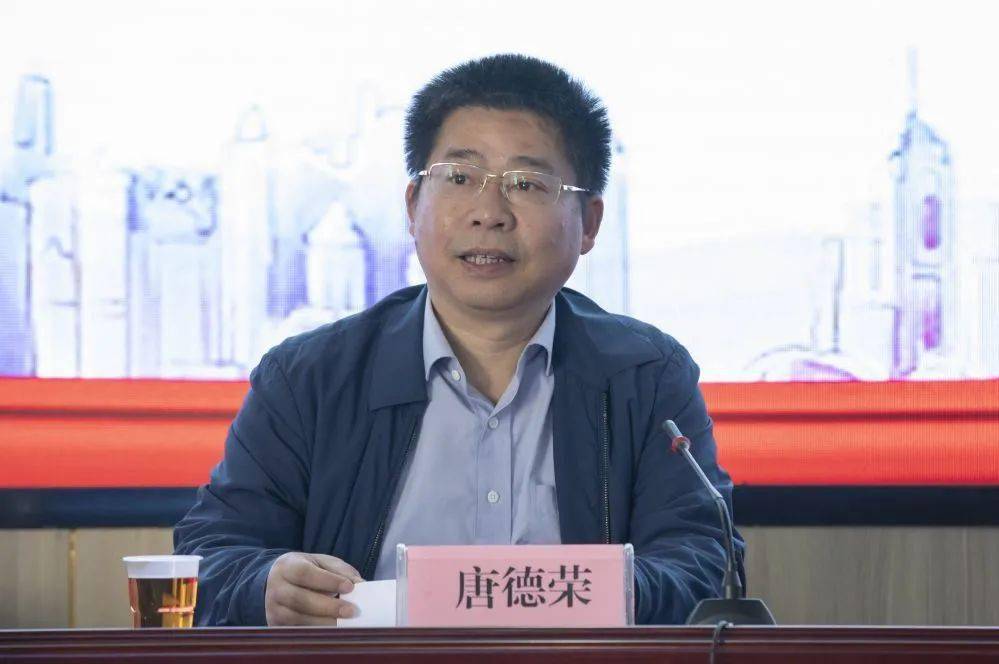 11月8日,第23个中国记者节,县委书记唐德荣来到县融媒体中心走访慰问