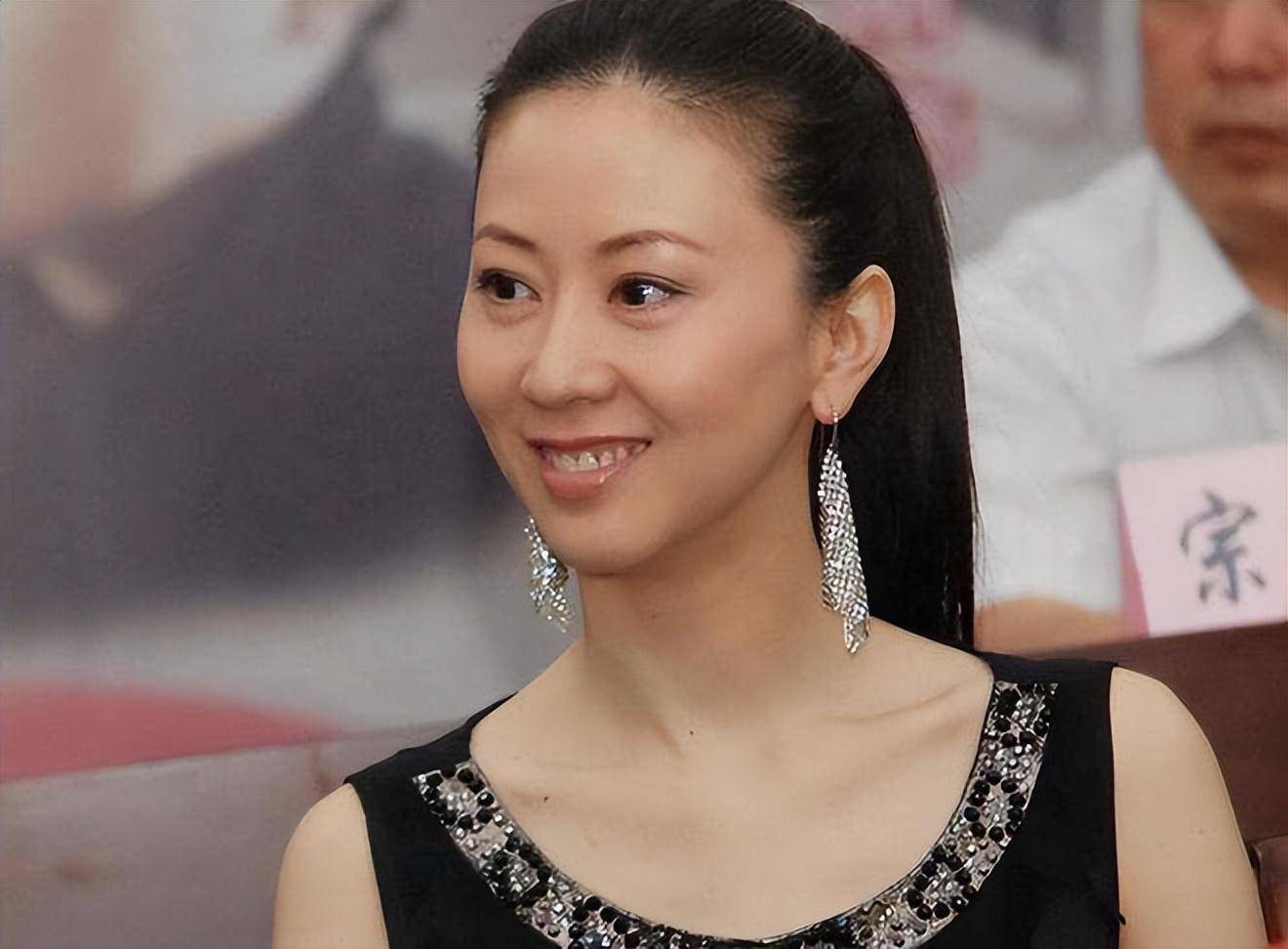 汤加丽:因做"人体模特"与丈夫离婚,被父亲嫌弃,今46岁仍单身_照片