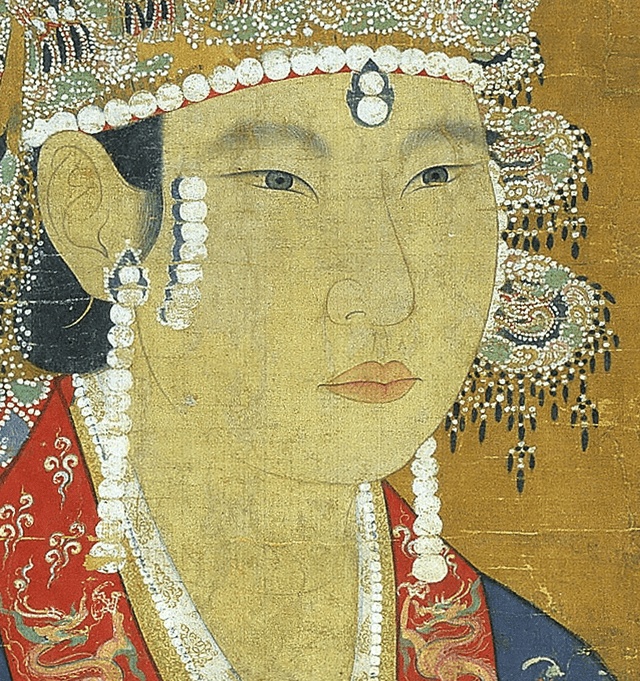 宋神宗皇后端坐装饰考究凳上,脚踏长方形小凳,坐像高四尺一寸.