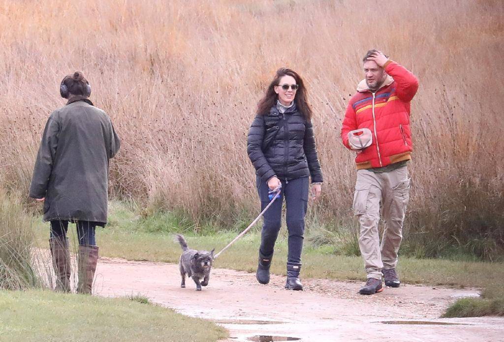 猴脸造型 红色棉袄,笑哭影迷_夏洛特·莱李_电影_妻子