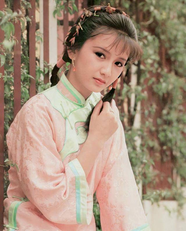 曾华倩长相精致,有人形容她含辞未吐,气若幽兰.华容婀娜,令我忘餐.