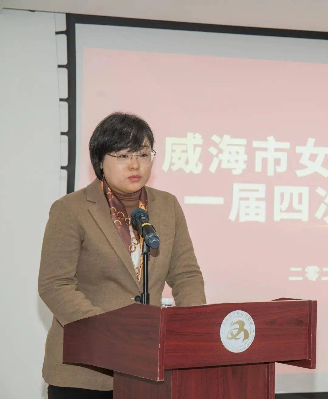 市女企业家协会会长张艳红作工作报告张艳红围绕"加强思想引领,强化