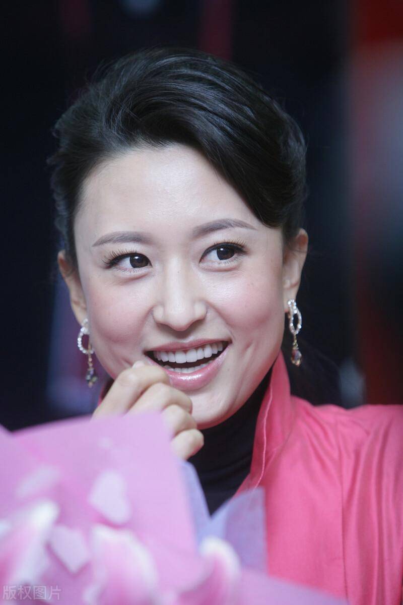 家乡人看张蕾,有女儿就要像她那样,端庄高雅知性沉着_电视_母亲_时候
