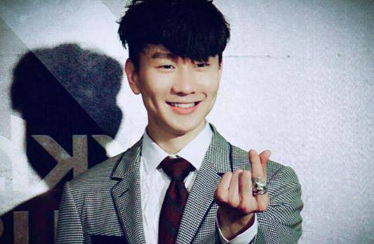 有种"整容"叫林俊杰梳大背头,网友:当年换发型就追上田馥甄了_造型