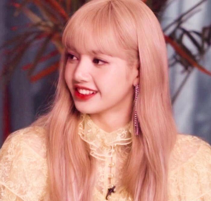 lisa哪吒头造型,身穿背心工装裤,脚踩马丁靴又美又飒_美感_网友_好