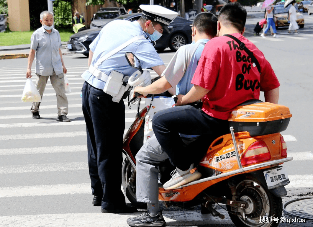 電動自行車只能載一名12歲以下的未成年人,電動輕便摩托車不允許載人