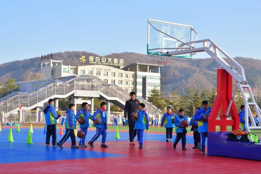 抚松县外国语学校:万里征程风正劲 千钧重任再扬帆_教育_发展_教学