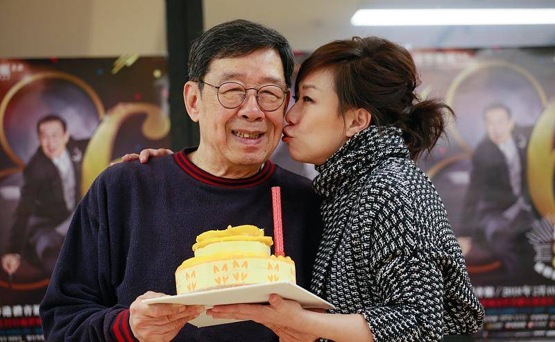 88岁胡枫和86岁罗兰形影不离,相识超过50年,老来成tvb经典情侣_老人