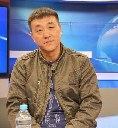 1998年,李海洋倒贴5000元嫁何冰,老公37岁走红,52岁招千条恶评_因为
